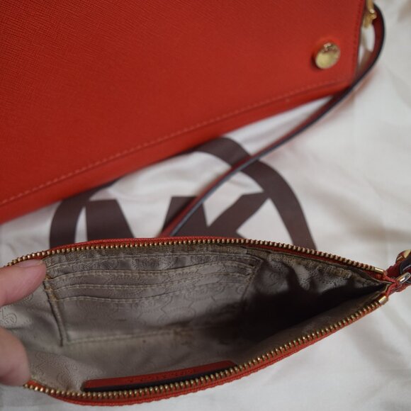 Michael Kors Sheila medium Handbag, red with matching wallet - Picture 7 of 15